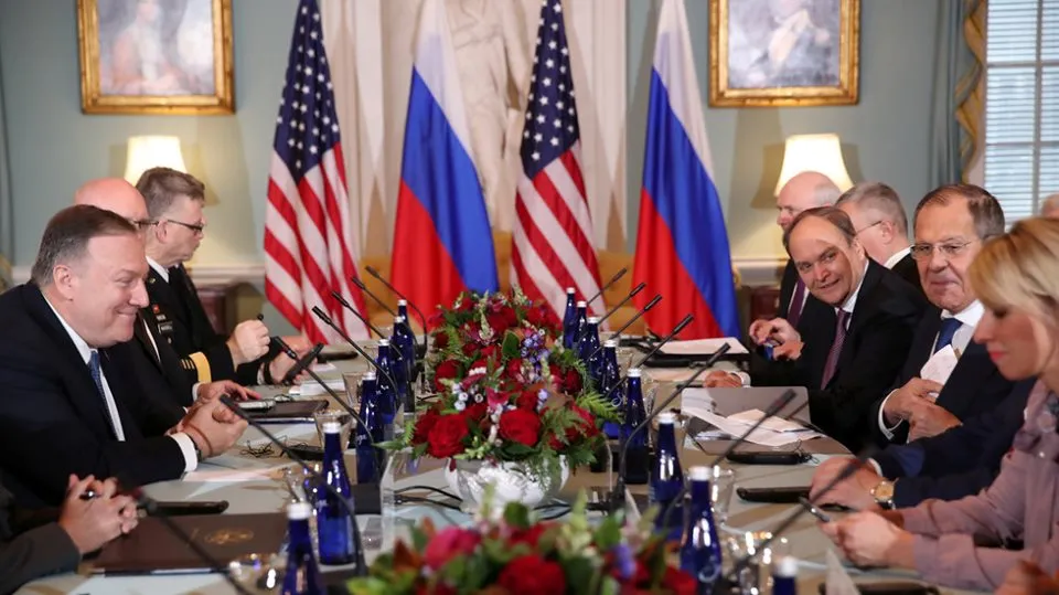 Ngoại trưởng Mỹ Mike Pompeo (giữa, trái) đối thoại cùng Ngoại trưởng Nga Sergey Lavrov (giữa, phải) tại trụ sở Bộ Ngoại giao Mỹ ở thủ đô Washington (Mỹ) ngày 10-12. Ảnh: REUTERS