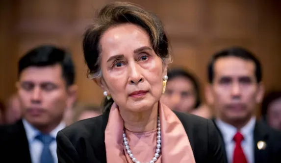 Bà Aung San Suu Kyi tham gia điều trần tại Tòa án Công lý Quốc tế LHQ ở The Hague (Hà Lan) ngày 10-12, liên quan vấn đề người Hồi giáo Rohingya. Ảnh: AFP