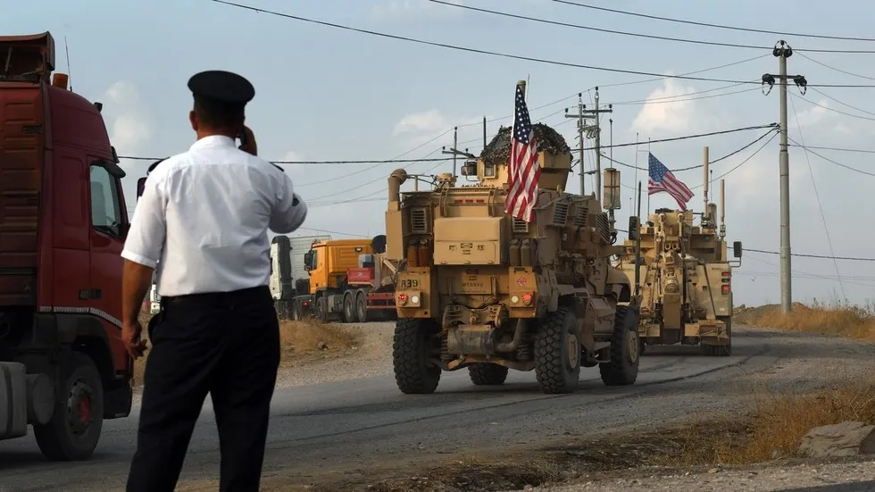 Xe quân sự chở lính Mỹ di chuyển ở Syria. Ảnh: GLP