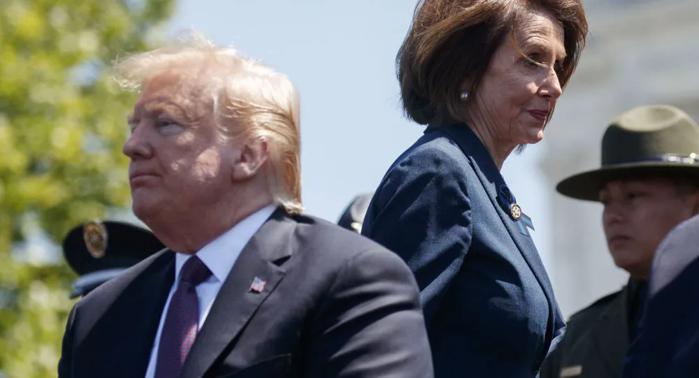 Quan hệ giữa ông Trump với bà Pelosi vốn căng thẳng lâu nay và đặc biệt xấu đi kể từ sau khi bà Pelosi bật đèn xanh thực hiện cuộc điều tra luận tội ông Trump. Ảnh: AP