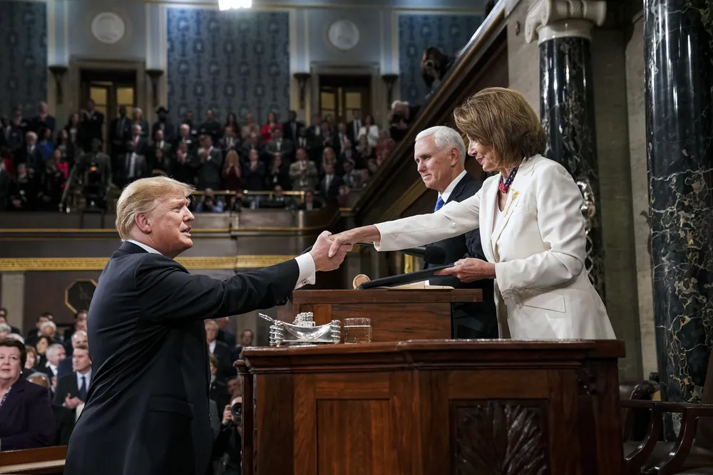 Chủ tịch Hạ viện Nancy Pelosi bắt tay Tổng thống Mỹ Donald Trump thời điểm ông đến trụ sở Quốc hội phát biểu Thông điệp Liên bang hồi tháng 2-2019. Ảnh: AP