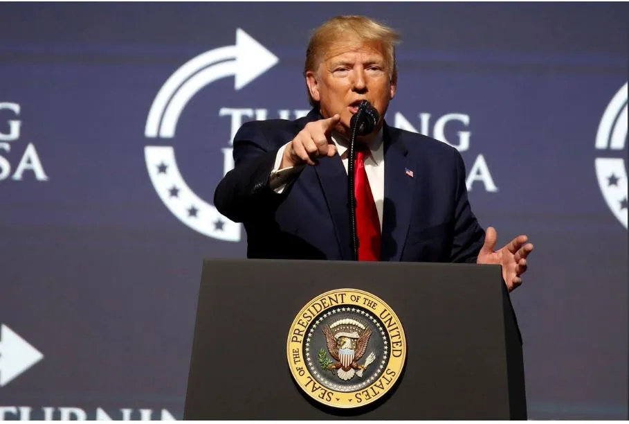 Tổng thống Mỹ Donald Trump (ảnh) ngày 21-12 chỉ trích Chủ tịch Hạ viện Nancy Pelosi lần lữa không chuyển vụ luận tội ông sang Thượng viện. Ảnh: REUTERS