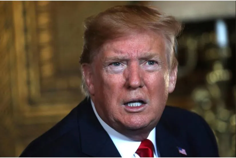 Tổng thống Mỹ Donald Trump trao đổi với báo chí sau một cuộc họp qua điện thoại với các thành viên quân đội cấp cao từ khu nghỉ dưỡng Mar-a-Lago của ông ở bang Florida (Mỹ) ngày 24-12. Ảnh: REUTERS