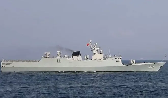 Tàu hộ tống hạng nhẹ Khâm Châu trong cuộc tập trận ở biển Đông. Ảnh: WEIBO