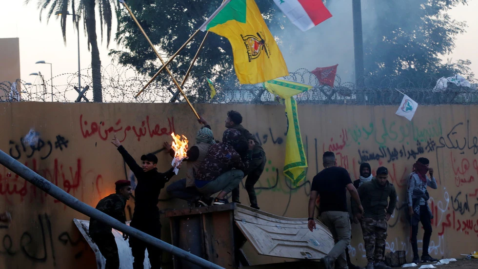 Các tay súng nhóm vũ trang Kata'ib Hezbollah và người biểu tình Iraq xông vào tấn công trụ sở đại sứ quán Mỹ ở Baghdad (Iraq) ngày 31-12. Ảnh: REUTERS