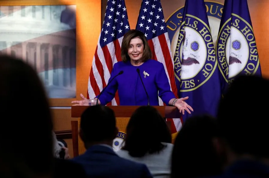 Chủ tịch Hạ viện Mỹ Nancy Pelosi phát biểu trước phiên bỏ phiếu tại Hạ viện ngày 9-1 về nghị quyết quyền lực chiến tranh nhằm hạn chế hành động của ông Trump với Iran. Ảnh: REUTERS