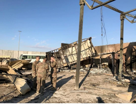 Binh sĩ Mỹ tại hiện trường căn cứ không quân Ayn al-Asad ở tỉnh Anbar (Iraq) ngày 13-1. Ảnh: REUTERS