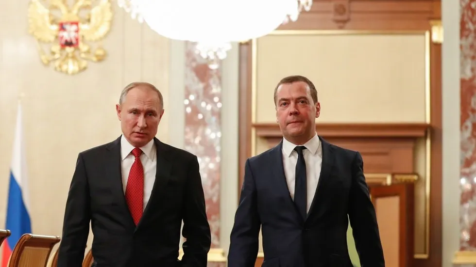 Thủ tướng Nga Dmitry Medvedev (phải) nói ông và chính phủ từ chức để tạo điều kiện cho Tổng thống Nga Vladimir Putin (trái) và thực hiện thay đổi Hiến pháp. Ảnh: SPUTNIK