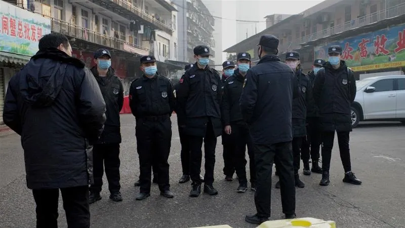 Nhà chức trách kiểm tra một khu chợ hải sản ở TP Vũ Hán, tỉnh Hồ Bắc (Trung Quốc). Ảnh: AFP