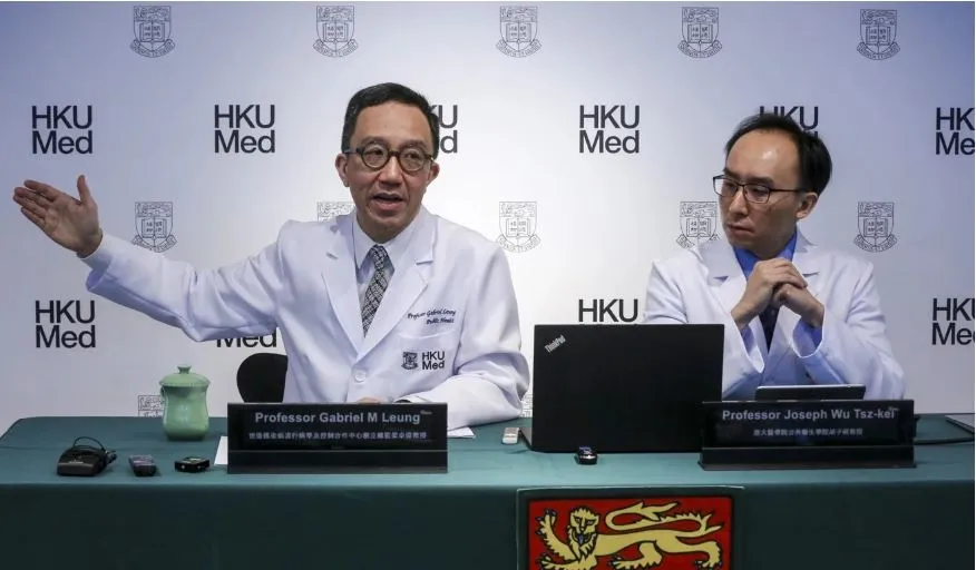 Giáo sư Gabriel Leung (trái) và Giáo sư Joseph Wu Tsz-kei làm việc tại trường đại học Hong Kong giải thích về mức độ lây lan của virus Vũ Hán. Ảnh: SCMP