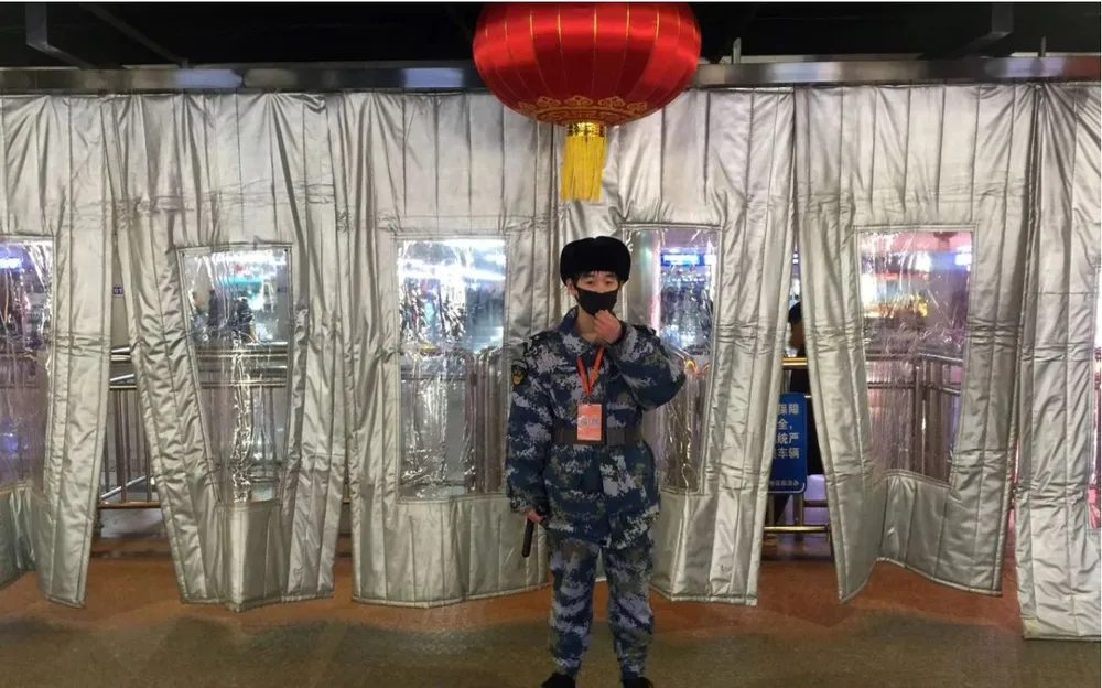 Bảo vệ đeo khẩu trang tại nhà ga xe lửa Bắc Kinh (Trung Quốc). Ảnh: REUTERS