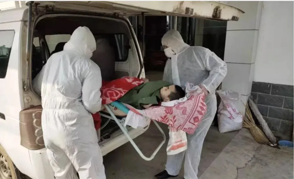 Một thiếu niên tàn tật chết sau 6 ngày bị bỏ một mình trong nhà không ai chăm sóc, do cha và anh bị cách ly vì bị nghi nhiễm virus corona. Ảnh: WEIXIN