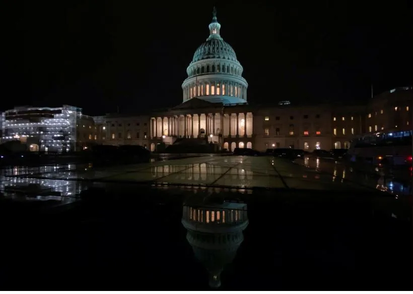 Tòa nhà Quốc hội Mỹ trong một đêm Thượng viện mở phiên tòa luận tội Tổng thống Mỹ Donald Trump. Ảnh: REUTERS