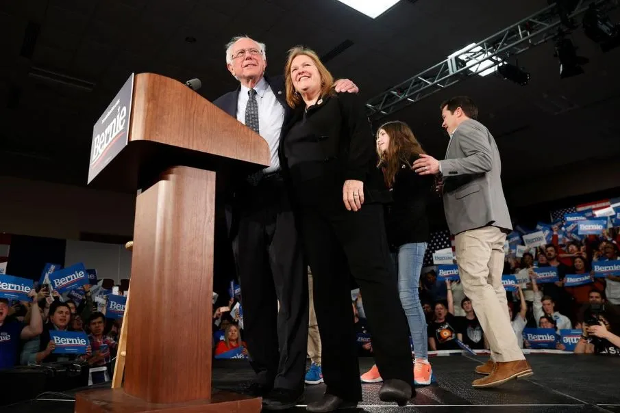 Thượng nghị sĩ, ứng viên Dân chủ Bernie Sanders và gia đình phát biểu trước người ủng hộ tại bang Iowa (Mỹ) tối 3-2. Ảnh: REUTERS