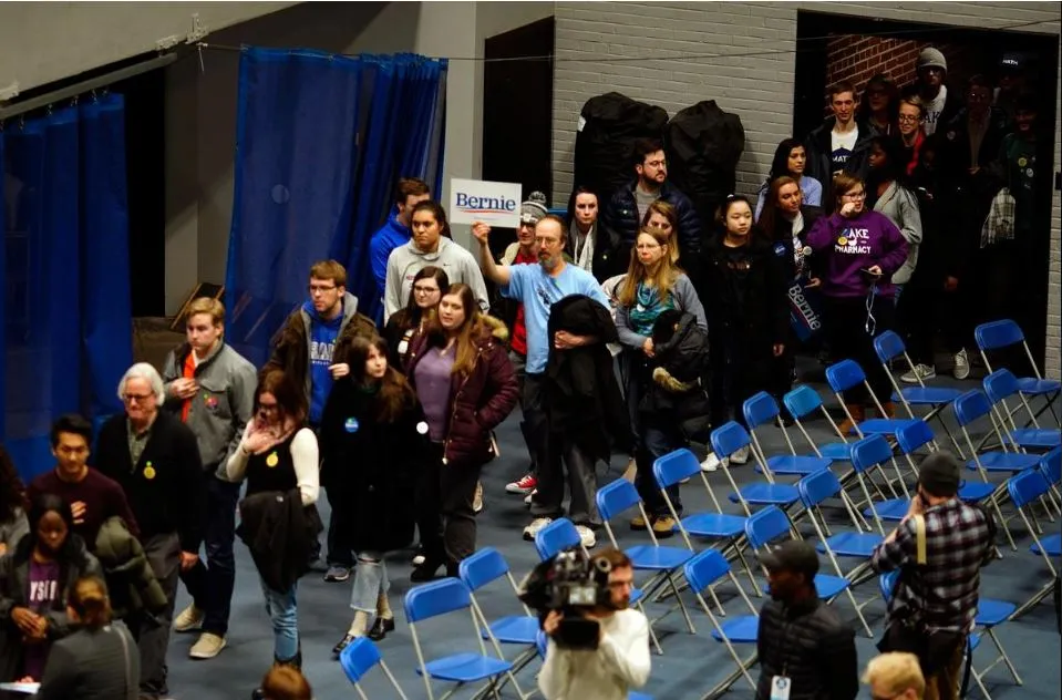 Xếp hàng bỏ phiếu kín tại trường đại học Drake ở TP Des Moines, bang Iowa (Mỹ) tối 3-2. Ảnh: REUTERS