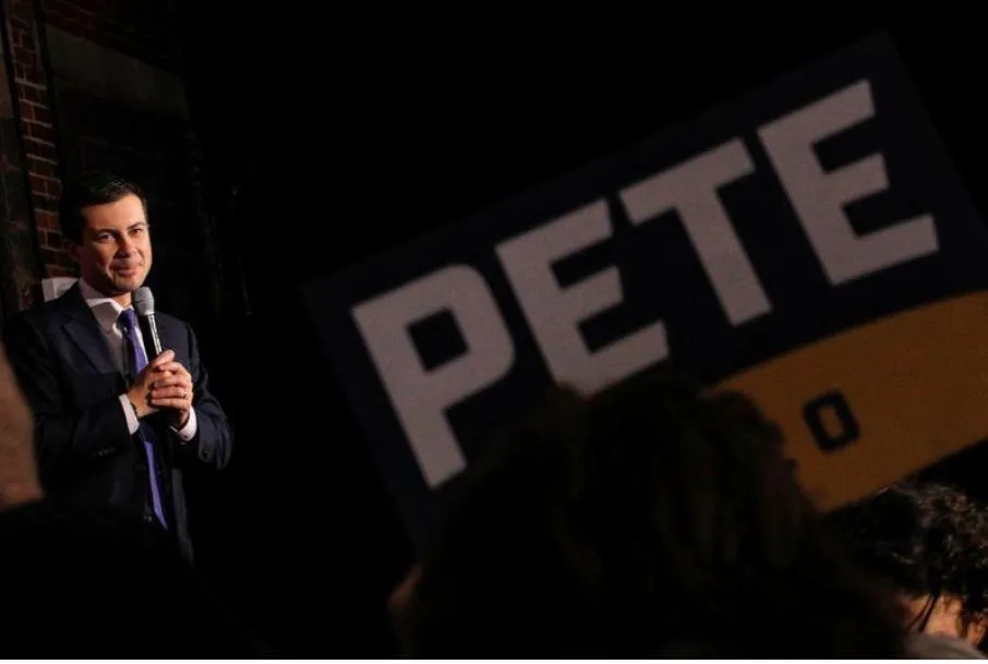 Ứng viên đang chạy đua giành đề cử đại diện đảng Dân chủ tham gia tranh cử tổng thống Mỹ 2020 – Thị trưởng South Bend, bang Indiana phát biểu vận động ngày 4-2 tại TP Manchester bang New Hampshire – điểm sẽ bầu cử sơ bộ thứ hai vào ngày 11-2 tới. Ảnh: REUTERS