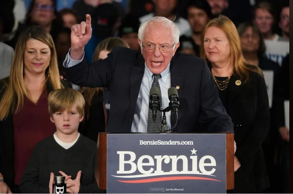 Thượng nghị sĩ, ứng viên Dân chủ Bernie Sanders và gia đình phát biểu trước người ủng hộ tại bang Iowa (Mỹ) tối 3-2. Ảnh: REUTERS