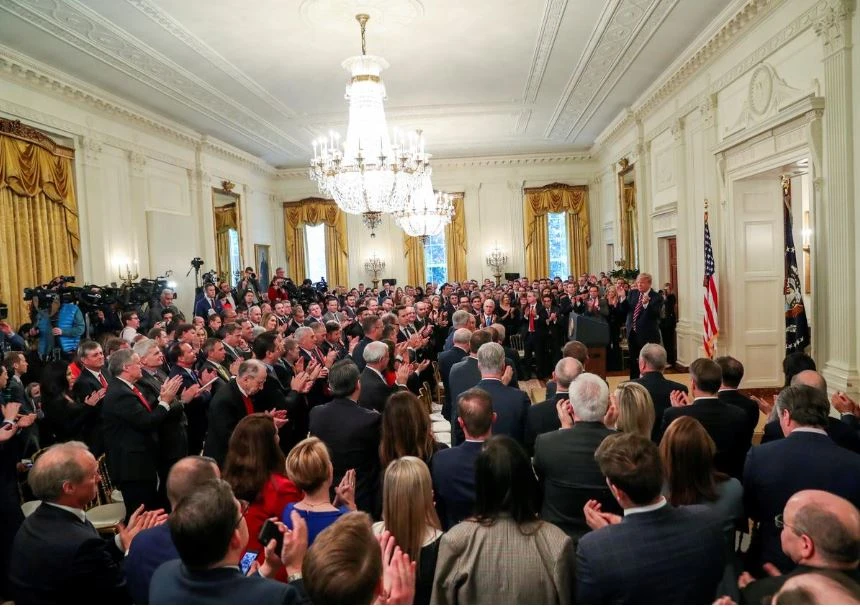 Một đám đông nghị sĩ, quan chức, nhà báo nghe Tổng thống Mỹ Donald Trump phát biểu tại Nhà Trắng ngày 6-2, sau khi được Thượng viện tuyên trắng án. Ảnh: REUTERS