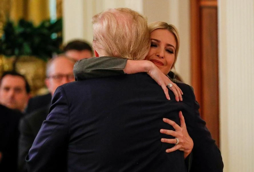 Tổng thống Mỹ Donald Trump ông con gái Ivanka Trump sau khi phát biểu tại Nhà Trắng ngày 6-2. Ảnh: REUTERS