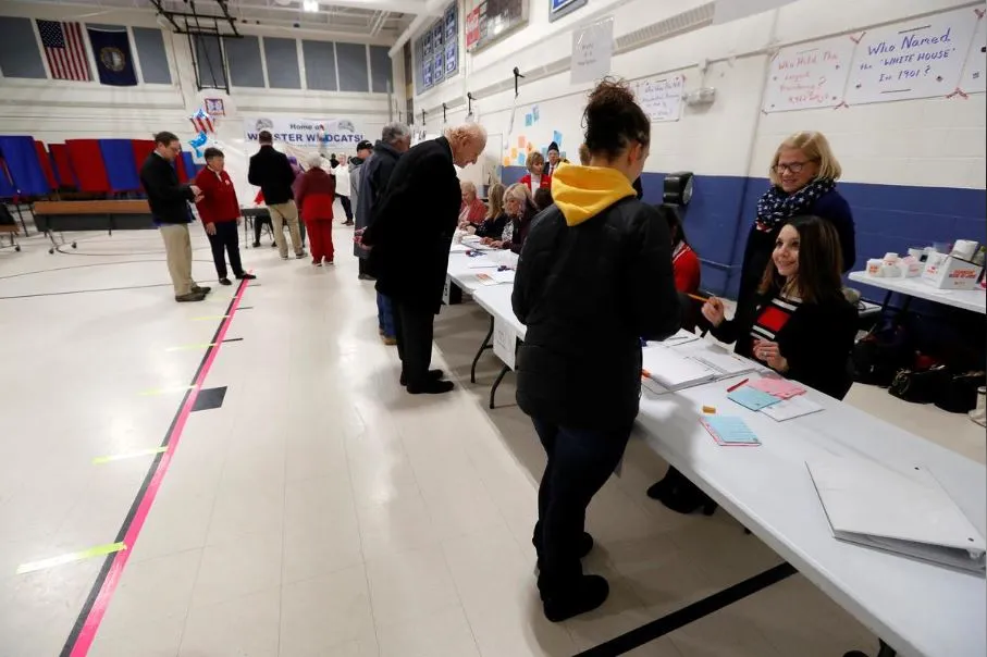 Cử tri đi bỏ phiếu trong cuộc bầu cử sơ bộ ở bang New Hampshire (Mỹ) ngày 11-2. Ảnh: REUTERS