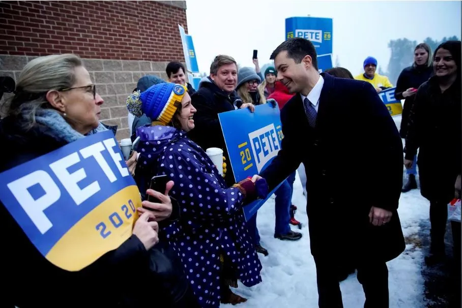 Ứng viên Pete Buttigieg có mặt tại một điểm bỏ phiếu ở bang New Hampshire (Mỹ) ngày 11-2. Ảnh: REUTERS