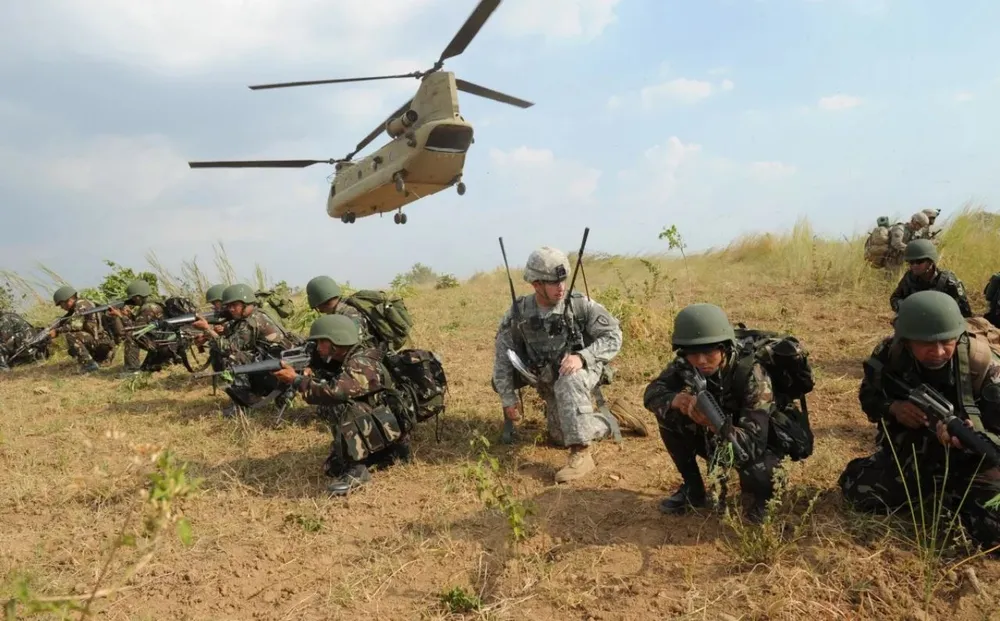 Binh sĩ Philippines và binh sĩ Mỹ tập trận chung năm 2015. Ảnh: AFP