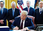COVID-19: Gói giải cứu lịch sử 2.200 tỉ đô ông Trump ký có gì?