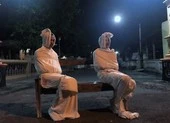 Chuyện những người đào huyệt chôn người chết vì COVID-19 ảnh 9 Indonesia: Đóng giả ma để dân ở nhà nhằm ngăn dịch COVID-19