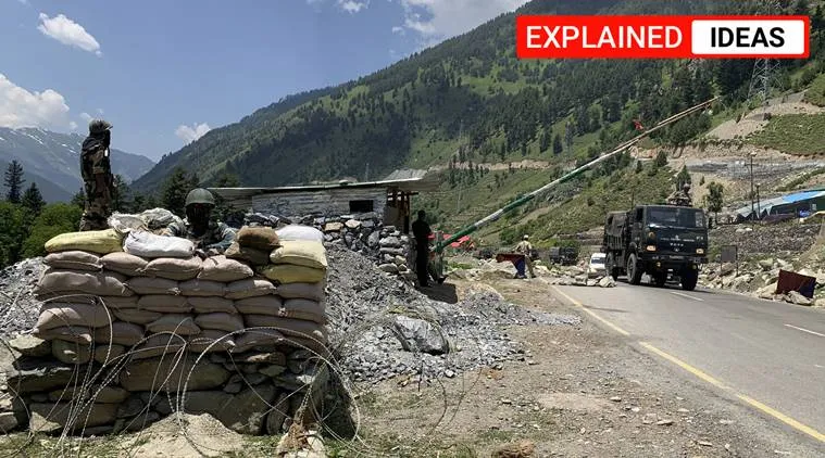 Một đoàn xe quân sự Ấn Độ di chuyển qua một chốt canh gác của binh sĩ nước này ở Ladakh ở biên giới tranh chấp với Trung Quốc, ngày 18-6. Ảnh: AP