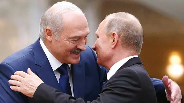 Tổng thống Belarus Alexander Lukashenko (trái) sẽ sang Moscow để gặp Tổng thống Nga Vladimir Putin (phải) “trong vài tuần tới”. Ảnh: EURONEWS
