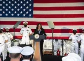 Phó Tổng thống Mỹ Kamala Harris đến Việt Nam gặp ai và bàn vấn đề gì? ảnh 2 Ảnh: Phó Tổng thống Mỹ Kamala Harris thăm căn cứ hải quân Changi, Singapore