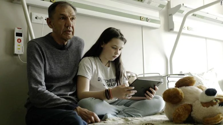 Ông nội từ Kiev sang Ba Lan, qua Thổ Nhĩ Kỳ, qua Nga để tới Donetsk tìm cháu gái mồ côi ảnh 3