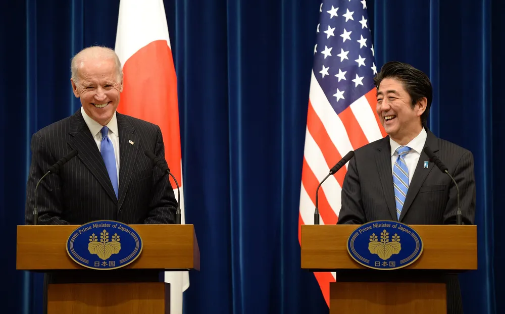 Ông Joe Biden (trái, khi còn là Phó Tổng thống Mỹ) và ông Shinzo Abe (khi đó là Thủ tướng Nhật) họp báo chung sau cuộc gặp tại dinh thự chính thức của Thủ tướng Abe ở Tokyo (Nhật) ngày 3-12-2013. Ảnh: TORU YAMANAKA/AFP/GETTY IMAGES Ông Joe Biden (trái, khi còn là Phó Tổng thống Mỹ) và ông Shinzo Abe (khi đó là Thủ tướng Nhật) họp báo chung sau cuộc gặp tại dinh thự chính thức của Thủ tướng Abe ở Tokyo (Nhật) ngày 3-12-2013. Ảnh: TORU YAMANAKA/AFP/GETTY IMAGES