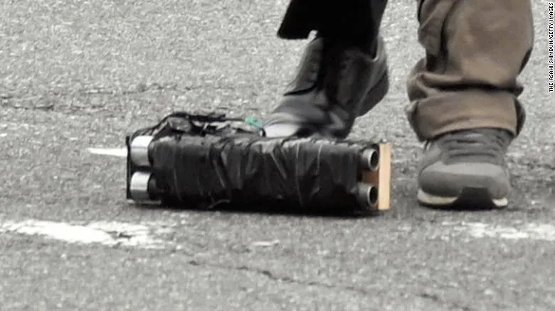 Vũ khí tự chế nghi phạm dùng bắn ông Shinzo Abe và vứt trên đường phố Nara (Nhật) ngày 8-7. Ảnh: CNN