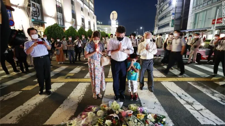 Người dân Nhật tưởng nhớ cầu nguyện tại địa điểm cố Thủ tướng Shinzo Abe bị bắn, tại TP Nara, tối 8-7. Ảnh: CNN