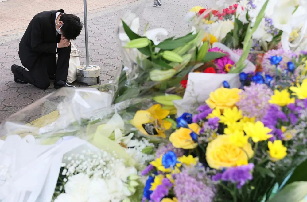 Người dân Nhật bày tỏ sự tiếc thương cố Thủ tướng Shinzo Abe tại địa điểm ông bị ám sát ở TP Nara. Ảnh: AP