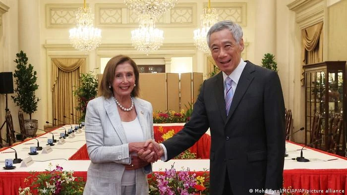 Chủ tịch Hạ viện Mỹ Nancy Pelosi gặp Thủ tướng Lý Hiển Long tại Singapore ngày 1-8. Ảnh: AP Chủ tịch Hạ viện Mỹ Nancy Pelosi gặp Thủ tướng Lý Hiển Long tại Singapore ngày 1-8. Ảnh: AP