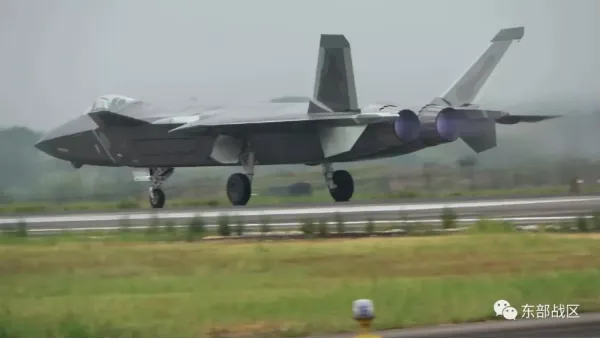 Một máy bay chiến đấu tàng hình J-20 của Không quân Trung Quốc tham gia tập trận gần Đài Loan vào ngày 3-8. Ảnh: CHINA MILITATY ONLINE Một máy bay chiến đấu tàng hình J-20 của Không quân Trung Quốc tham gia tập trận gần Đài Loan vào ngày 3-8. Ảnh: CHINA MILITATY ONLINE