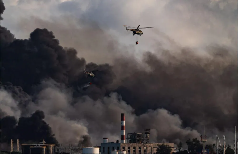 Trực thăng được huy động thả nước vào đám cháy kho dầu ở tỉnh Matanzas (Cuba) ngày 8-8. Ảnh: AFP