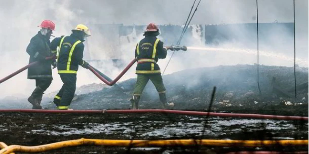 Hiện trường vụ cháy và lính cứu hỏa nỗ lực dập lửa tại kho dầu Matanzas Supertanker ở tỉnh Matanzas (Cuba). Ảnh: AP/SCANPIX