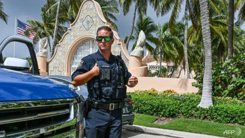 Đặc vụ đứng trước khu nghỉ dưỡng Mar-a-Lago (Florida, Mỹ) của cựu Tổng thống Donald Trump ngày 9-8. Ảnh: AFP