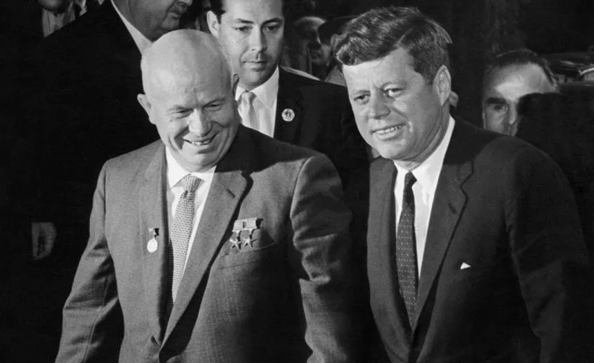 Lãnh đạo Liên Xô Nikita Khrushchev (trái) và Tổng thống Mỹ John F. Kennedy. Ảnh: AFP