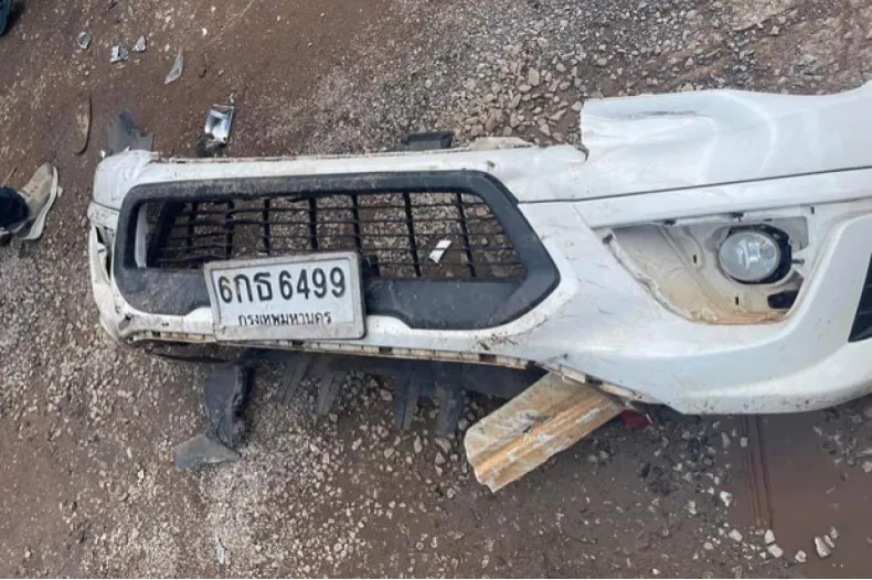 Mảnh vỡ chiếc xe nghi phạm dùng chạy trốn, nằm lại ở hiện trường nhà trẻ. Ảnh: Cảnh sát Nong Bua Lamphu