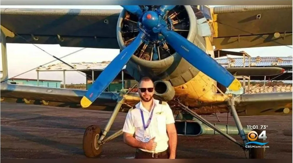 Phi công Martinez chụp ảnh bên chiếc Antonov An-2 một động cơ sau khi máy bay hạ cánh xuống sân bay chuyển tiếp và huấn luyện Dade-Collier vào khoảng 11 giờ 30 sáng 21-10. Ảnh chụp từ màn hình CBS NEWS Phi công Martinez chụp ảnh bên chiếc Antonov An-2 một động cơ sau khi máy bay hạ cánh xuống sân bay chuyển tiếp và huấn luyện Dade-Collier vào khoảng 11 giờ 30 sáng 21-10. Ảnh chụp từ màn hình CBS NEWS