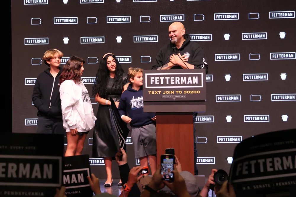 Ông John Fetterman, Phó Thống đốc bang Pennsylvania vừa thắng một ghế thượng nghị sĩ – chiến thắng quan trọng mang tính quyết định đến cục diện cuối cùng của đảng Dân chủ tại Thượng viện. Ảnh: Tài khoản TWITTER của ông John Fetterman