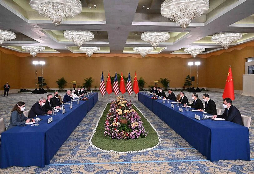 Phái đoàn Mỹ do Tổng thống Joe Biden dẫn đầu (trái) và phái đoàn Trung Quốc do Chủ tịch Tập Cận Bình dẫn đầu (phải) trong cuộc gặp chiều 14-11 ở Bali (Indonesia), bên lề kỳ hội nghị thượng đỉnh G20. Ảnh: AFP