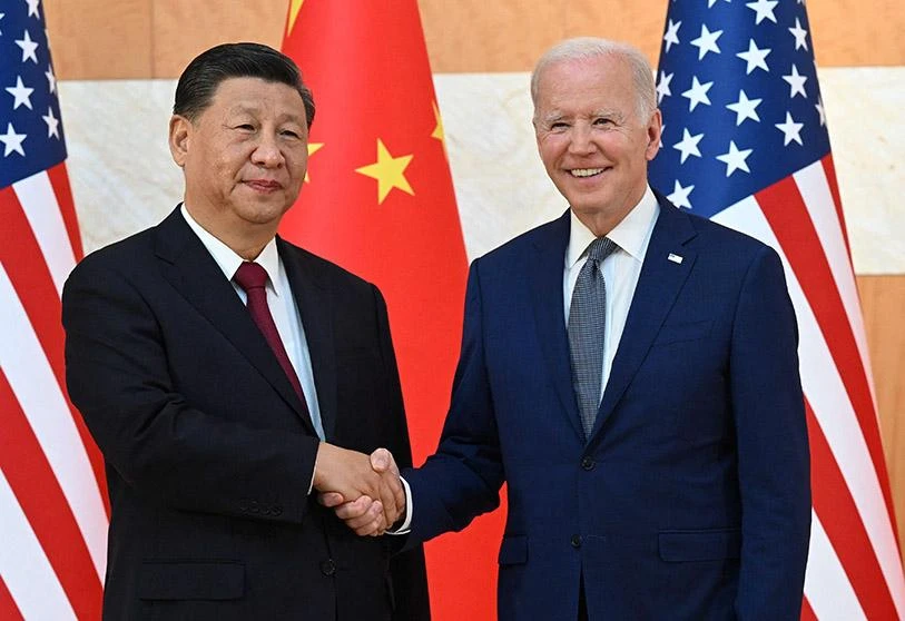Tổng thống Mỹ Joe Biden (phải) và Chủ tịch Trung Quốc Tập Cận Bình bắt tay trong cuộc gặp chiều 14-11 ở Bali (Indonesia), bên lề kỳ hội nghị thượng đỉnh G20. Ảnh: AFP