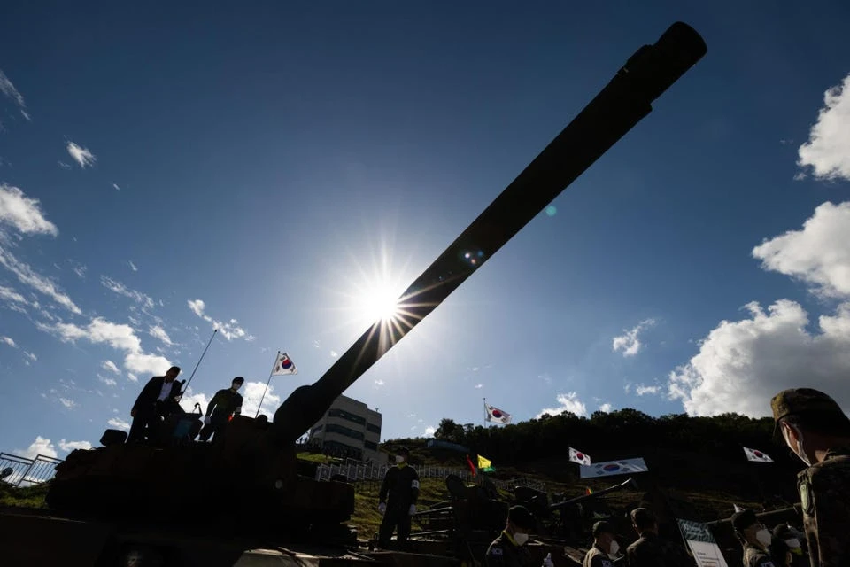 Xe tăng chiến đấu K-2 của Hàn Quốc do Hyundai Rotem Co. phát triển, được triển khai tại cuộc triển lãm quốc phòng Defense Expo Korea 2022 ở một căn cứ quân sự ở Pocheon (Hàn Quốc) vào ngày 20-9-2022. Ảnh: BLOOMBERG