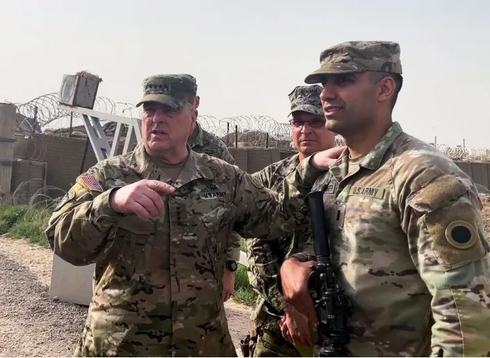 Chủ tịch Hội đồng Tham mưu trưởng Liên quân Mỹ - Tướng Mark Milley trao đổi với binh sĩ tại một căn cứ quân sự của Mỹ ở đông bắc Syria, ngày 4-3. Ảnh: REUTERS Chủ tịch Hội đồng Tham mưu trưởng Liên quân Mỹ - Tướng Mark Milley trao đổi với binh sĩ tại một căn cứ quân sự của Mỹ ở đông bắc Syria, ngày 4-3. Ảnh: REUTERS