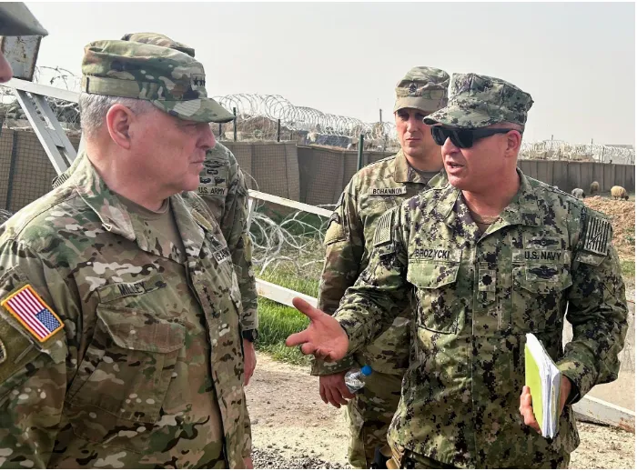 Chủ tịch Hội đồng Tham mưu trưởng Liên quân Mỹ - Tướng Mark Milley trao đổi với binh sĩ tại một căn cứ quân sự của Mỹ ở đông bắc Syria, ngày 4-3. Ảnh: REUTERS Chủ tịch Hội đồng Tham mưu trưởng Liên quân Mỹ - Tướng Mark Milley trao đổi với binh sĩ tại một căn cứ quân sự của Mỹ ở đông bắc Syria, ngày 4-3. Ảnh: REUTERS